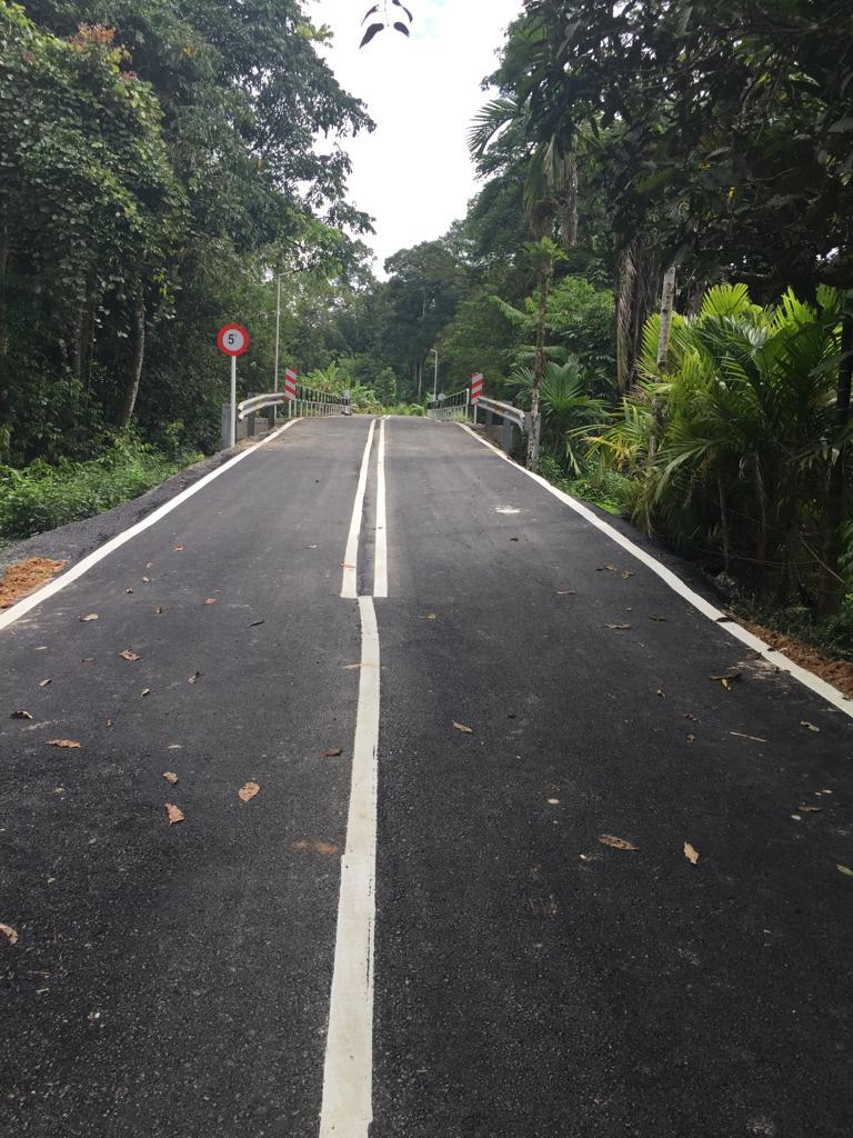 Jambatan Sungai Kuhas dan jalan tuju yang siap dengan penandaan garisan jalan baharu