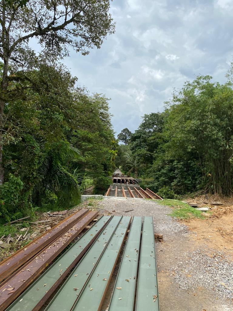 Steel girder disusun untuk pemasangan merentasi jambatan Sungai Kuhas