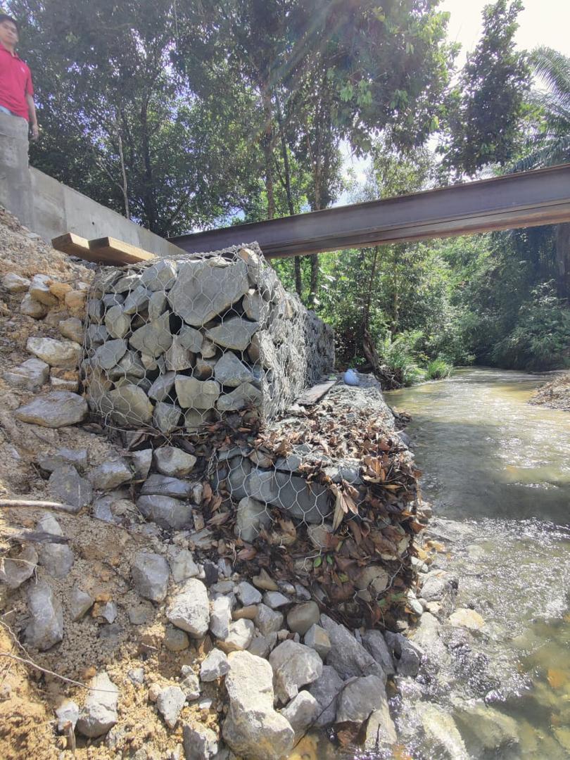 Gabion wing wall dan abutment konkrit di tepi sungai di jambatan Stenggang