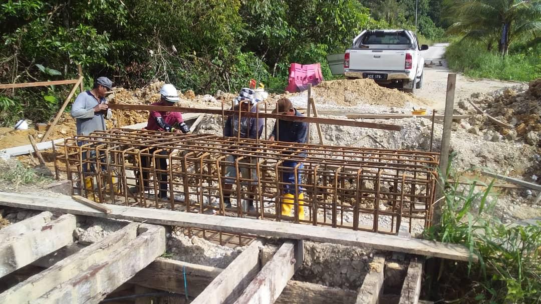 Pekerja mengikat reinforcement bar cage untuk dek jambatan Stenggang