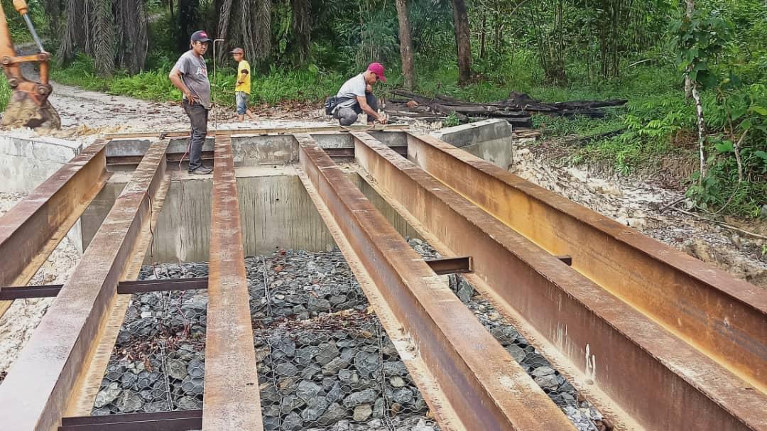 Steel girder diletakkan merentasi abutment jambatan Stenggang